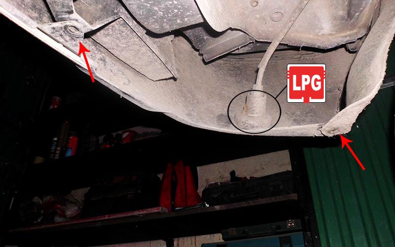 instalację LPG, wlew był umiejscowiony w dolnej części zderzaka (zdj. poniżej).