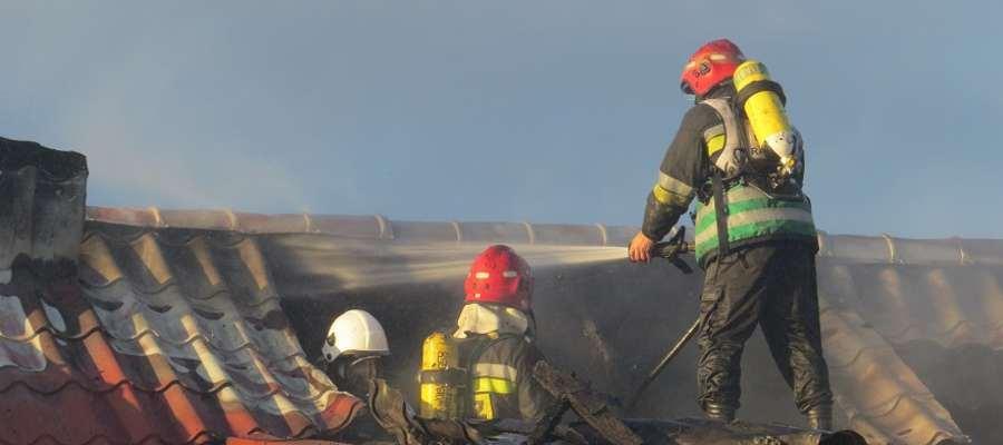 Portal Warmii i Mazur, Kętrzyn.wm.pl 04. 10. 2016 r. Pożar budynku w Garbnie. Spłonęło poddasze Na poddaszu spalonego budynku strażacy gasili tlące się jeszcze elementy dachu.