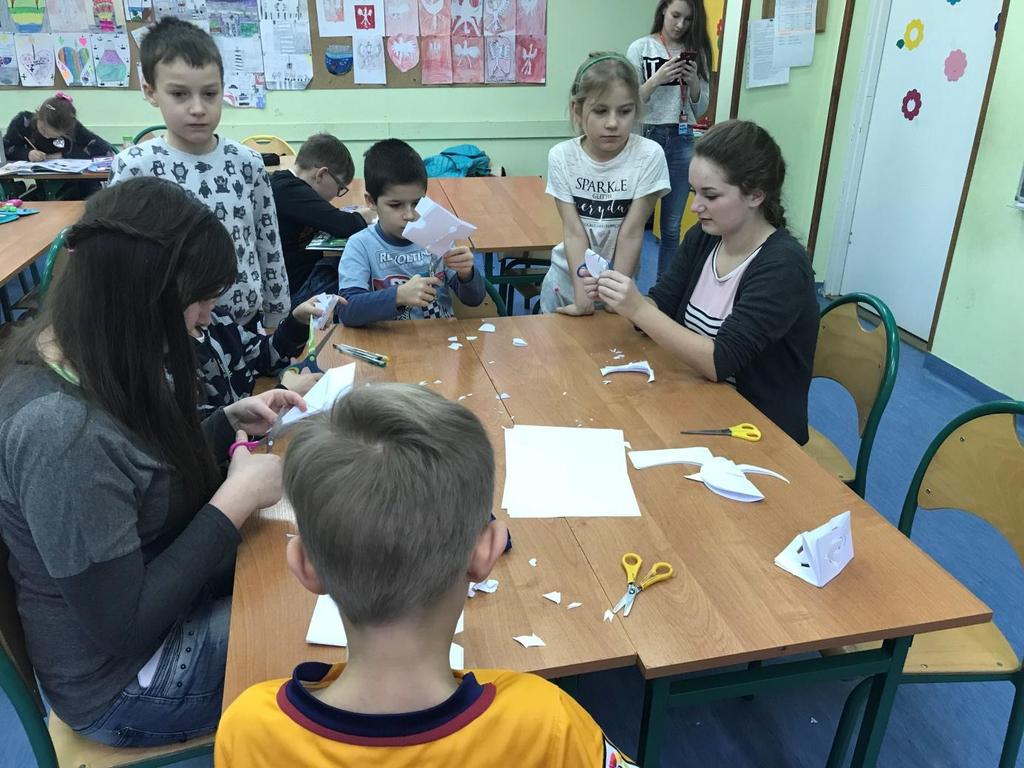 Mamy gości! Na zajęciach świetlicowych odwiedzają nas uczennice ze szkoły ponadgimnazjalnej.