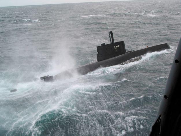Norweski okręt podwodny typu Ula HNOMS Utstein w czasie manewrów NATO Odin-One na Morzu Norweskim w sierpniu 2003 r. fot.