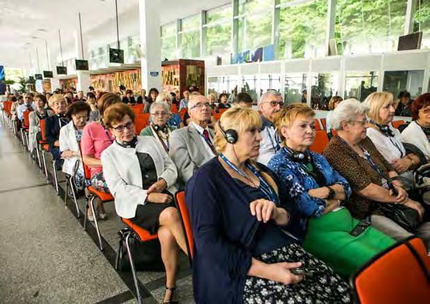 Uczestnicy Forum III Wieku w czasie paneli dyskusyjnych. Krynica-Zdrój, Pijalnia Główna nego i opiekuńczego.