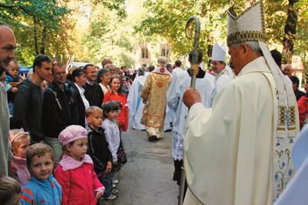 SPRÁVY ZO SLOVENSKA Stovky pútnikov oslávili v Marianke sviatok Narodenia Panny Márie Stovky pútnikov zavítali v nedeľu do známeho pútnického miesta Marianky pri Bratislave.