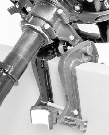 19051 OBNIŻENIE SILNIKA DO POZYCJI ROBOCZEJ Podnieść silnik zburtowy i wyciągnąć pręt podporowy. Opuścić silnik.