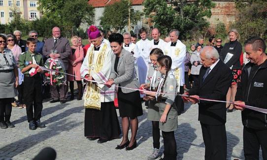 w Urzędzie Miasta i Gminy Pieszyce podpisany został list partnerski wyrażający wolę współpracy w celu godnego uczczenia w Pieszycach 00-lecia odzyskania przez Polskę niepodległości.