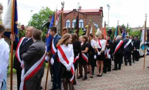 starających się służyć mu pomocą. W niedzielę 20 maja, w święto Zesłania Ducha Świętego, w przeciwieństwie do tej sprzed 50. laty, pogoda była piękna i słoneczna.