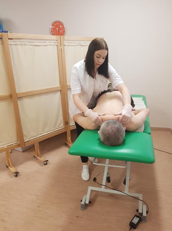 STÓŁ DO MASAŻU Podopieczni mają możliwość skorzystania z masażu klasycznego, który jest rodzajem masażu leczniczego.