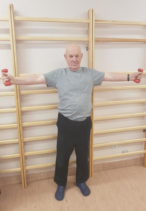 KIJKI GIMNASTYCZNE Podopieczni ćwiczą z laską gimnastyczną dla wzmacniania poszczególnych grup mięśni (ramion, dłoni, nadgarstka), a także