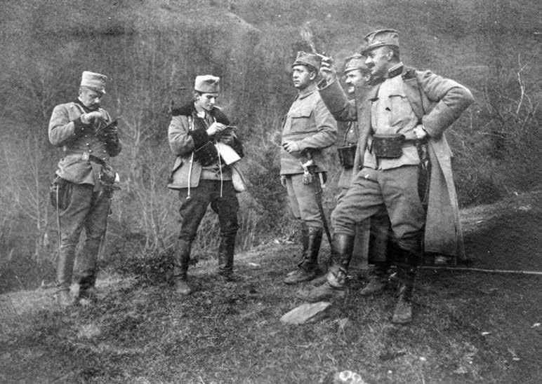 Oficerowie Komendy Legionów obserwują pole bitwy pod Ökörmezö.