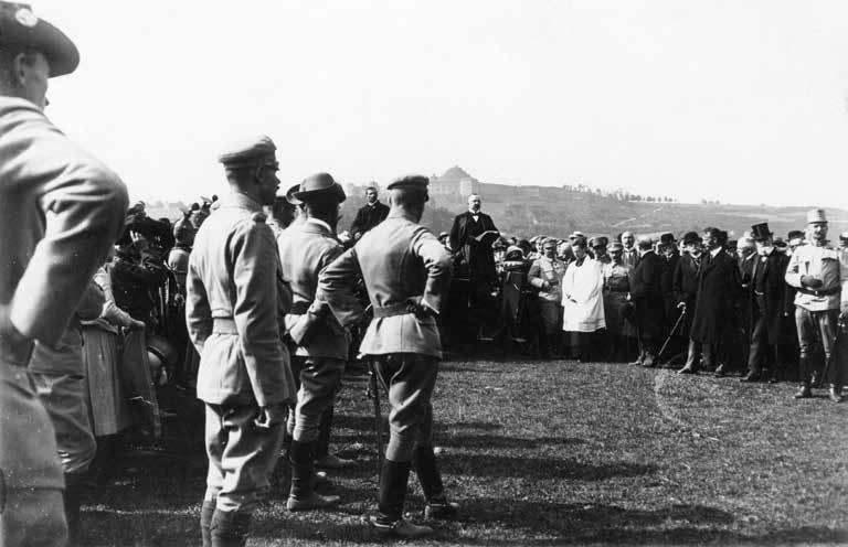 Prezydent Krakowa Juliusz Leo przemawia przed przysięgą legionistów na Błoniach krakowskich.