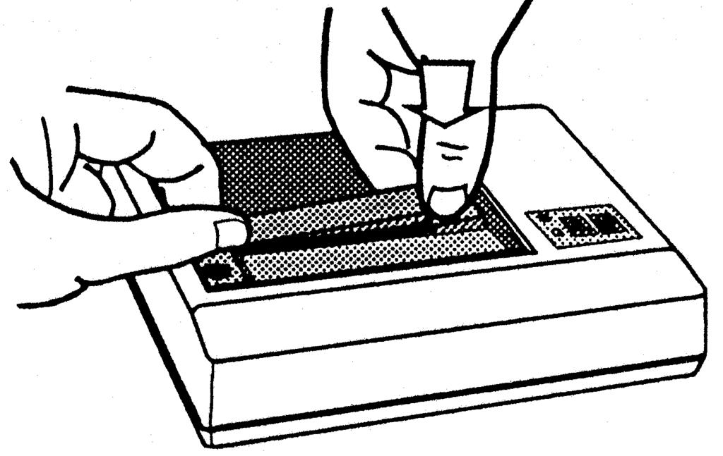 (Zwrócić uwagę na strzałkę na pokrywce). Następnie ostrożnie zdjąć pokrywkę. 2. Lewą ręką przytrzymać lewą stronę kasety. Prawą ręką prawą stronę.