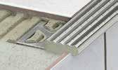 (Opis techniczny produktu 2.5) Schlüter -DESIGNBASE-CQ jest profilem z powlekanego lub anodowanego aluminium wysokiej jakości do wykonywania dekoracyjnych okładzin cokołowych.