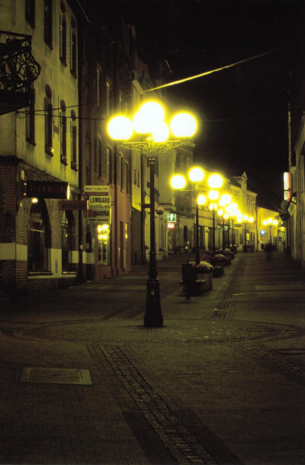 Drogi publiczne gminne 20 W 2007 r. dokonano odbioru następujących inwestycji: Wymieniono uszkodzone słupy oświetleniowe przy ulicach: K. Miarki, Św.