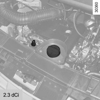 POZIOM OLEJU W SILNIKU: uzupełnianie - napełnianie (1/2) Wymiana oleju w silniku Częstotliwość: patrz książka przeglądów pojazdu.