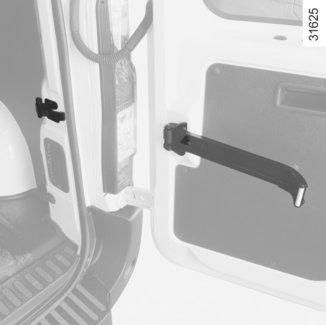 DRZWI TYLNE (1/2) 1 2 4 1 5 6 3 7 Otwieranie z zewnątrz Odblokować kluczykiem zamek 1 lub, w pojazdach posiadających takie wyposażenie, użyć nadajnika zdalnego sterowania albo nadajnika-odbiornika z