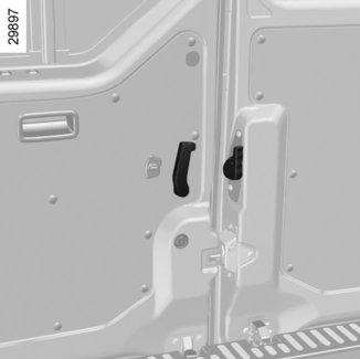 DRZWI TYLNE (2/2) 6 7 8 10 9 A B A B Otwieranie drzwi o 270 Wyjąć ogranicznik drzwi z jego gniazda, tak jak w przypadku otwierania drzwi o 180. Otworzyć całkowicie drzwi, aż zetkną się z magnesami 6.