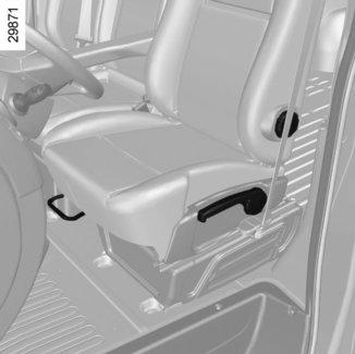 PRZEDNIE FOTELE (1/3) Ogrzewane fotele (zależnie od wersji pojazdu) A 1 2 3 4 5 Po włączeniu zapłonu, należy wcisnąć przycisk 5, zaświeci się lampka kontrolna.