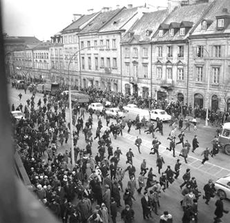 niewinnych osób nagle zostało uznanych za wrogów narodu, nawet w oczach swoich znajomych.