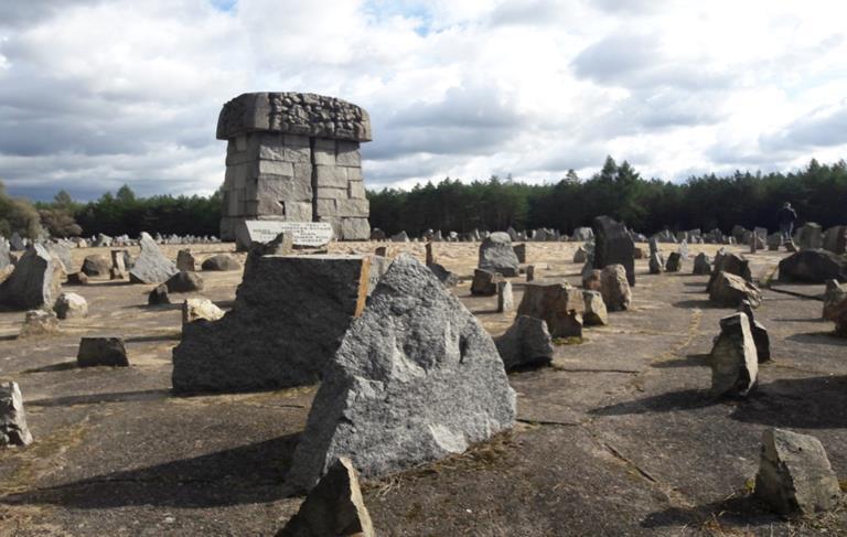 Kamienie pamięci W Treblince zginęło- według szacunków historyków od 800 do