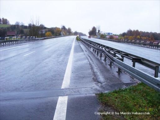 Ulica klasy L lub D w strefie zamieszkania może nie mieć wyodrębnionej jezdni i chodników. 3.