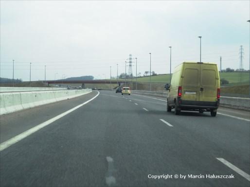 4.Między oświetlonym a nieoświetlonym odcinkiem autostrady należy wykonać strefę przejściową o długości co najmniej 200 m o zmniejszającym się natężeniu światła. 5.