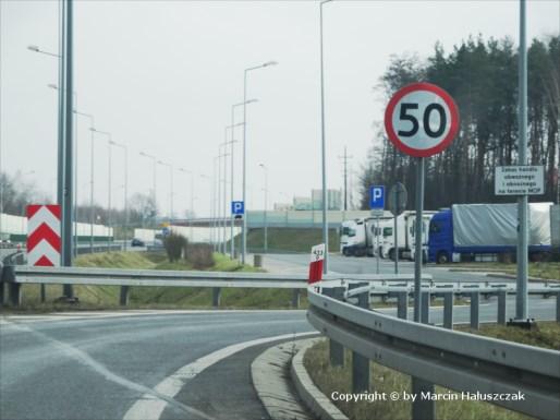 [Rozdział 3] [Miejsca obsługi podróżnych] 62.1.Autostradę należy wyposażyć w miejsca obsługi podróżnych. 2.MOP powinny być lokalizowane oddzielnie dla każdego kierunku ruchu. 3.Odległość między sąsiednimi MOP powinna być nie mniejsza niż 15 km.