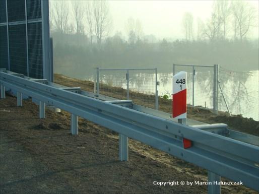 76.1.Ogrodzenie autostrady wykonuje się w celu zmniejszenia niekorzystnego oddziaływania otaczającego środowiska na bezpieczeństwo uczestników ruchu oraz ze