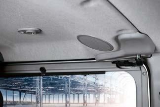rzędzie // zaczepy isofix do mocowania fotelików dziecięcych // praktyczna kieszeń z przodu siedziska kanapy // gniazdo 12 V // panele boczne tapicerki na całej wysokości oraz uchwyt na 1,5-litrową