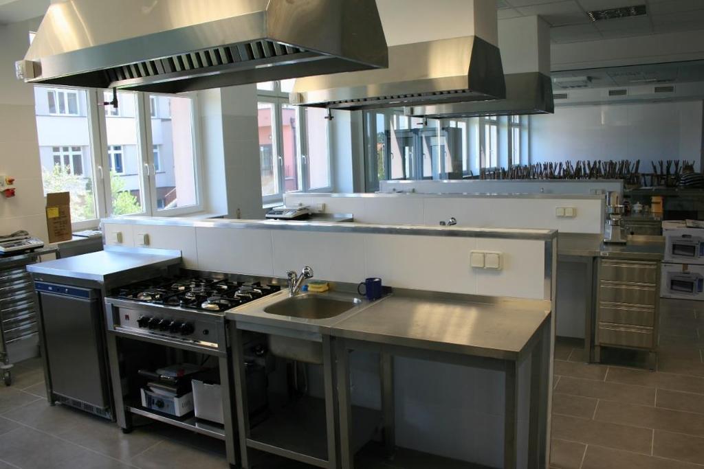Warsztat Gastronomiczny Kuchnia Wyposażenie: Kuchnia wyposażona jest w profesjonalny sprzęt, taki jak: - stoły masarskie 3 szt. - kotleciarka elektryczna 1 szt.