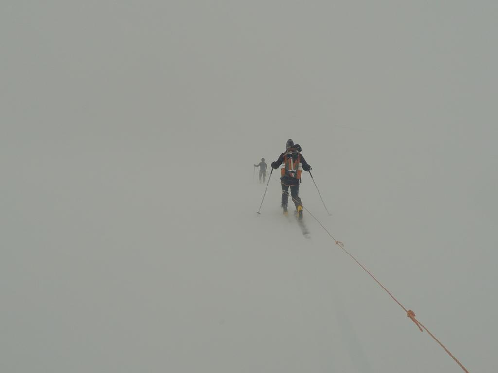 W trakcie zejścia z Tete Blanche w towarzystwie przypadkowo spotkanego Szwajcara Po nocnych opadach śniegu nie mieliśmy żadnych szans na przejście z Arolli do Verbier.