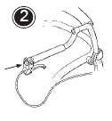 3) Odkręcić śrubę (A) i wyciągnąć rurkę i koło tylne. Poluzować śrubę trzymającą mocowanie standardowego hamulca (B), a następnie usunąć mocowanie z rury.