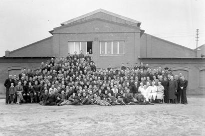 Zdj. 12. Międzylesie, pracownicy przed halą produkcyjną. 1939 W trudnym okresie II wojny światowej FAE nadal działała. K.