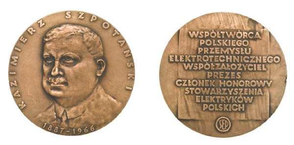 Zdj. 14. Medal im. Kazimierza Szpotańskiego W ramach obchodów 100-letniej rocznicy urodzin K. Szpotańskiego w 1987 r. została odsłonięta w fabryce w Międzylesiu, tablica poświecona jego pamięci.