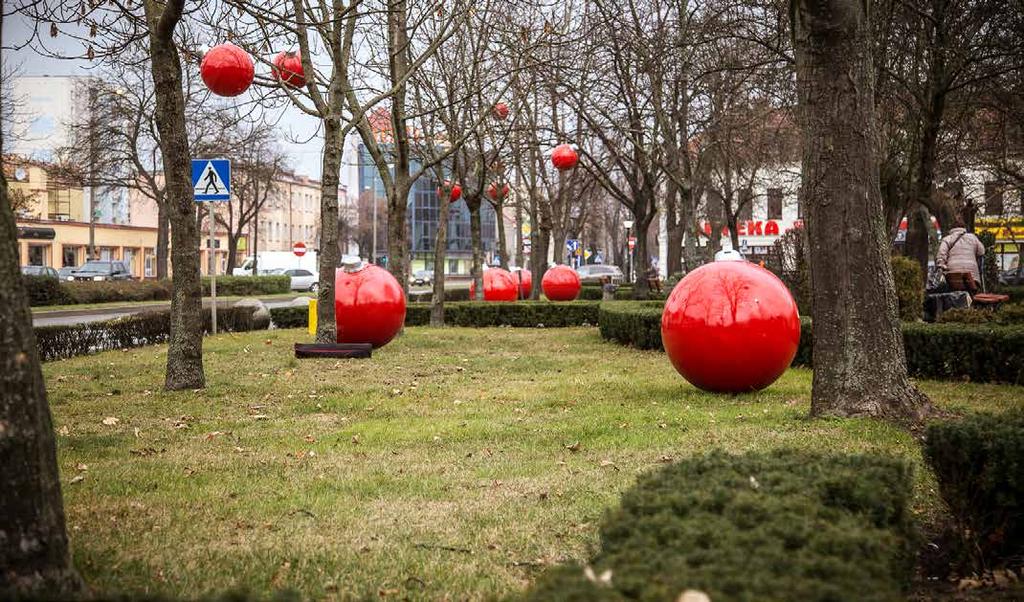 X-MASS BALL BOMBKA XXL SŁUBICE Stop nudnym dekoracjom świątecznym! Pora wnieść odrobinę szaleństwa do wystroju otoczenia dzięki gigantycznym, mieniącym się bombkom.