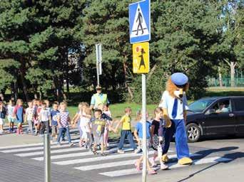 4.7 Bezpieczna droga do szkoły Pod koniec sierpnia i na początku września priorytetowym zadaniem strażników było zapewnienie najmłodszym bezpieczeństwa w drodze do i ze szkoły.