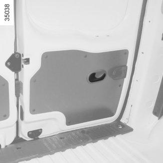 OTWIERANIE I ZAMYKANIE DRZWI (4/4) 9 10 Drzwi tylne odchylane (ciąg dalszy) Otwieranie od wewnątrz (zależnie od wersji pojazdu) Pociągnąć klamkę 10 i otworzyć drzwi.