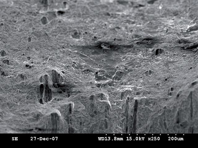 d) Mikrostruktura strefy przejściowej 200 µm e) Fragment strefy rdzenia