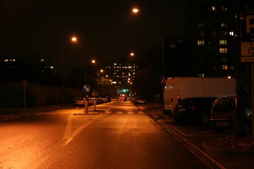 Przykład nr 2 Obszar oświetlony na terenie zabudowy Przykład dotyczy przejścia dla pieszych zlokalizowanego na obszarze oświetlonym na terenie zabudowy. Charakterystyka przejścia.