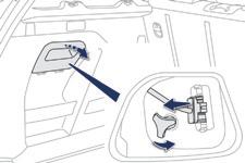Informacje praktyczne Wymiana żarówek świateł stop i kierunkowskazów Żarówki wymienia się od wewnętrznej strony bagażnika: otworzyć bagażnik, wyjąć kratkę