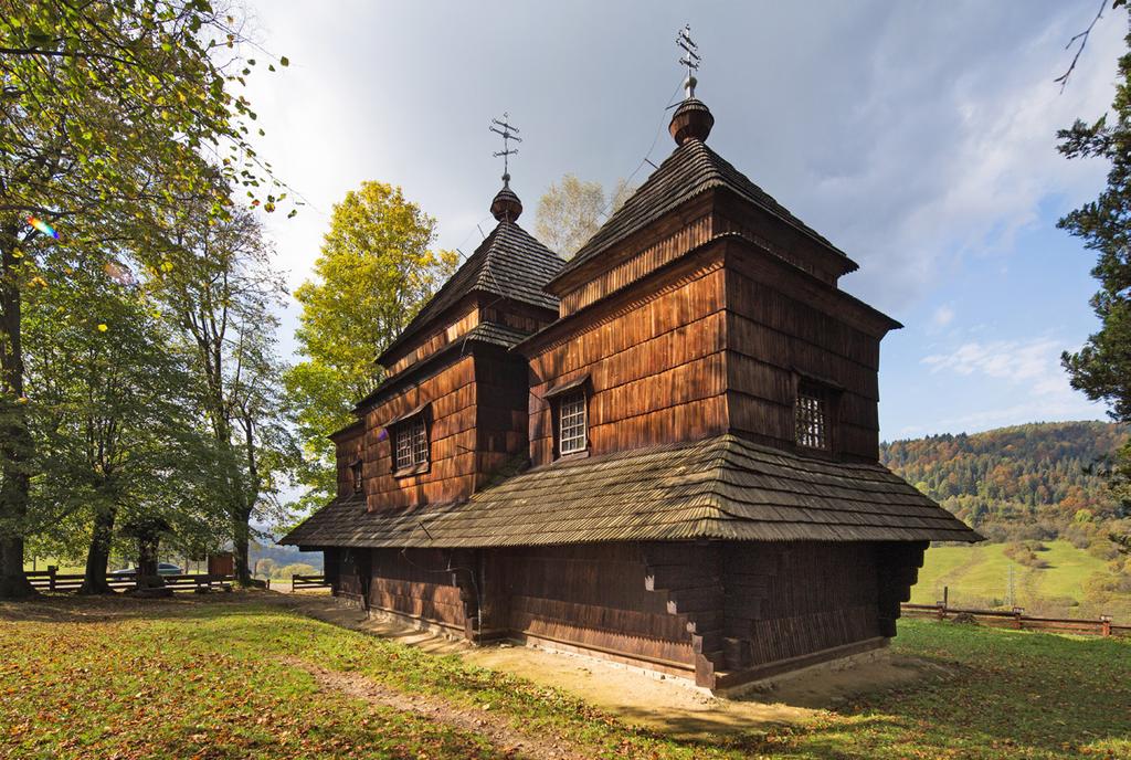 Drewniane cerkwie w polskim i ukraińskim Auschwitz regionie Birkenau Karpat W drewnianych cerkwiach polskich i ukraińskich Karpat w sposób doskonały uwidocznione zostało także wielowiekowe