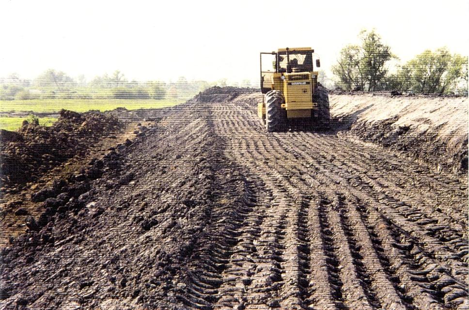 Logistyka nauka Rys. 12. Proces zagęszczania nowo wbudowanego materiału na bazie odpadów górniczych w korpus wału przeciwpowodziowego [2].