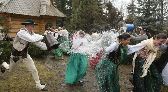 Tradycje Wielkanocne Wielka Niedziela dzień radości W Wielką Niedzielę poranny huk petard i dźwięk dzwonów miał obudzić śpiących w Tatrach rycerzy, poruszyć zatwardziałe serca skąpców i złośliwych
