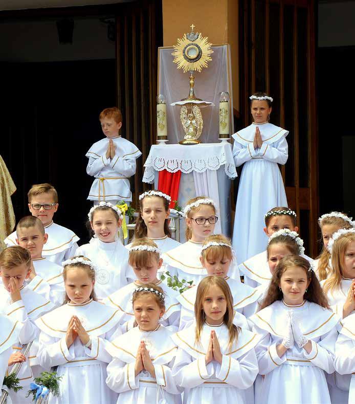 Przypomniał, że słowo monstrancja pochodzi z języka łacińskiego od monstrare i znaczy pokazywać : Monstrancja jest jedynie naczyniem liturgicznym, które ma służyć eksponowaniu Ciała Chrystusa.