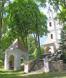 W 1950 roku władze radzieckie wysadziły pomnik. Jego resztki można zobaczyć u podnóża góry. Obecny pomnik Trzech Krzyży został odbudowany w 1989 roku, tuż przed przywróceniem niepodległości Litwy.