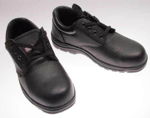 Buty antystatyczne ESD Skład: -podnosek buta metalowy, -podeszwa antypoślizgowa, wykonana z poliuretanu, olejoodporna,