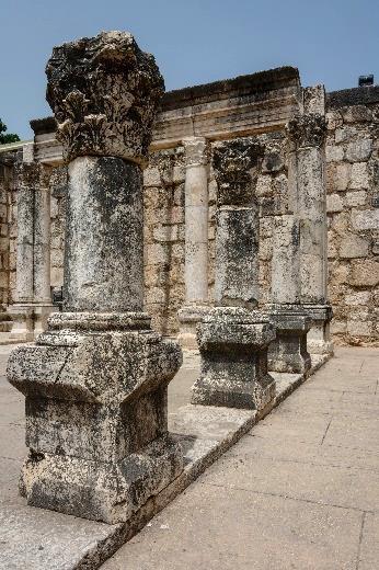 Dominującym elementem Kafarnaum jest biała synagoga, w której znaleziono elementy uważane za Arkę