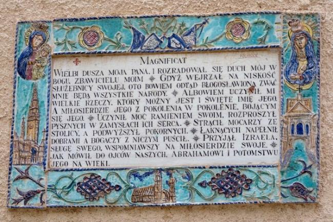 Elżbiety można zobaczyć 45 mozaikowych tabliczek z tekstem hymnu Magnificat