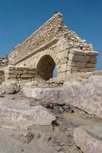 Jadąc dalej wzdłuż wybrzeża podziwialiśmy ruiny rzymskiego akweduktu, który zaopatrywał w wodę Cezareę.