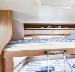 Dwa wygodne łóżka podwójne w tylnej części pojazdu są do dyspozycji po przebudowaniu