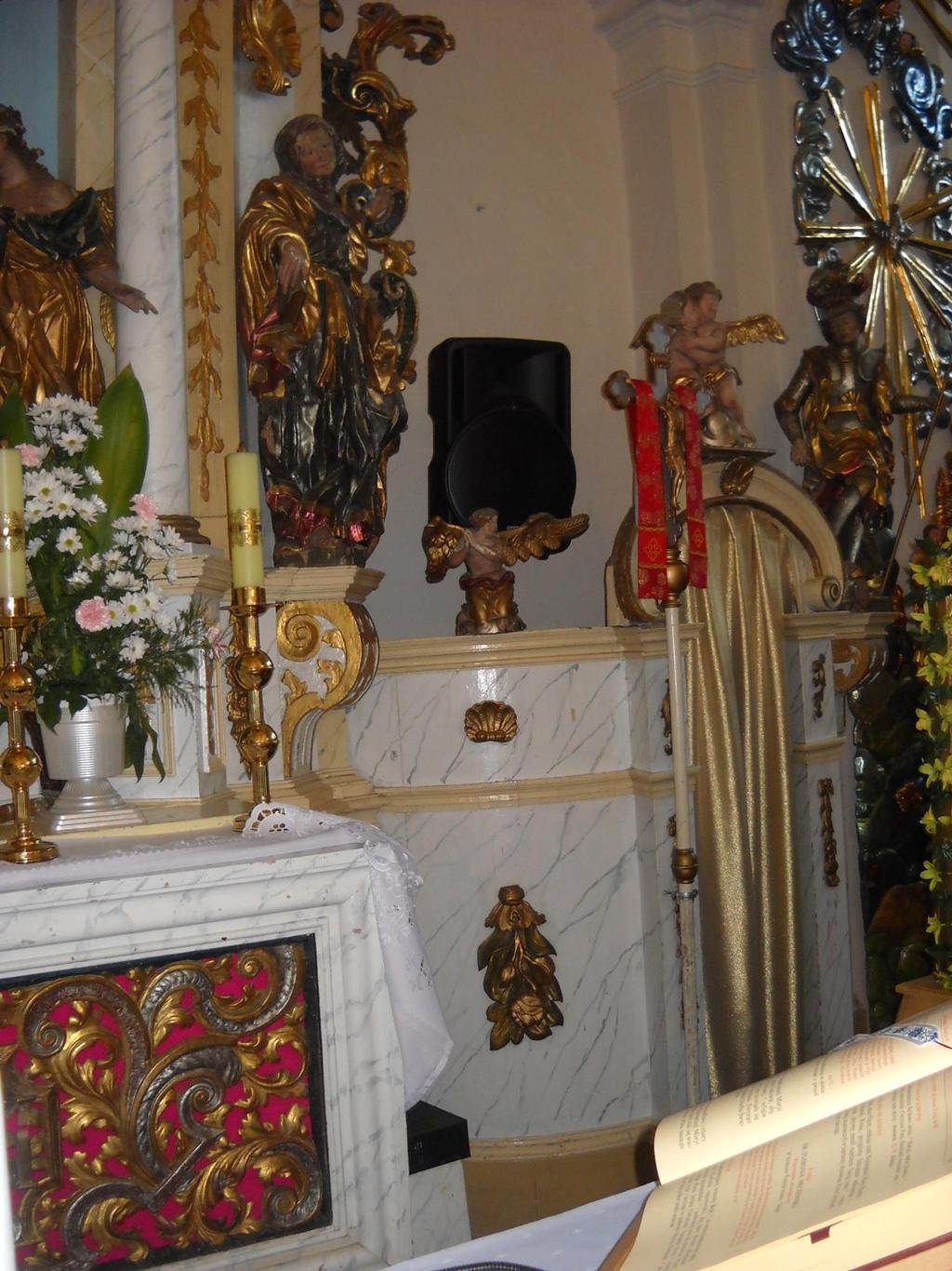 Z prawej św. Floriana, odzianego w zbroję i płaszcz, z morionem na głowie.
