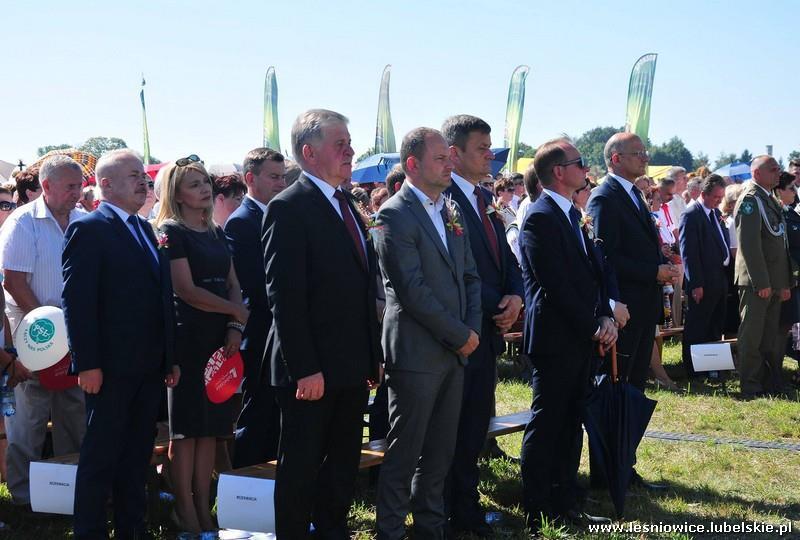 W tak uroczystym wydarzeniu nie mogło zabraknąć włodarzy i przedstawicieli naszej gminy.